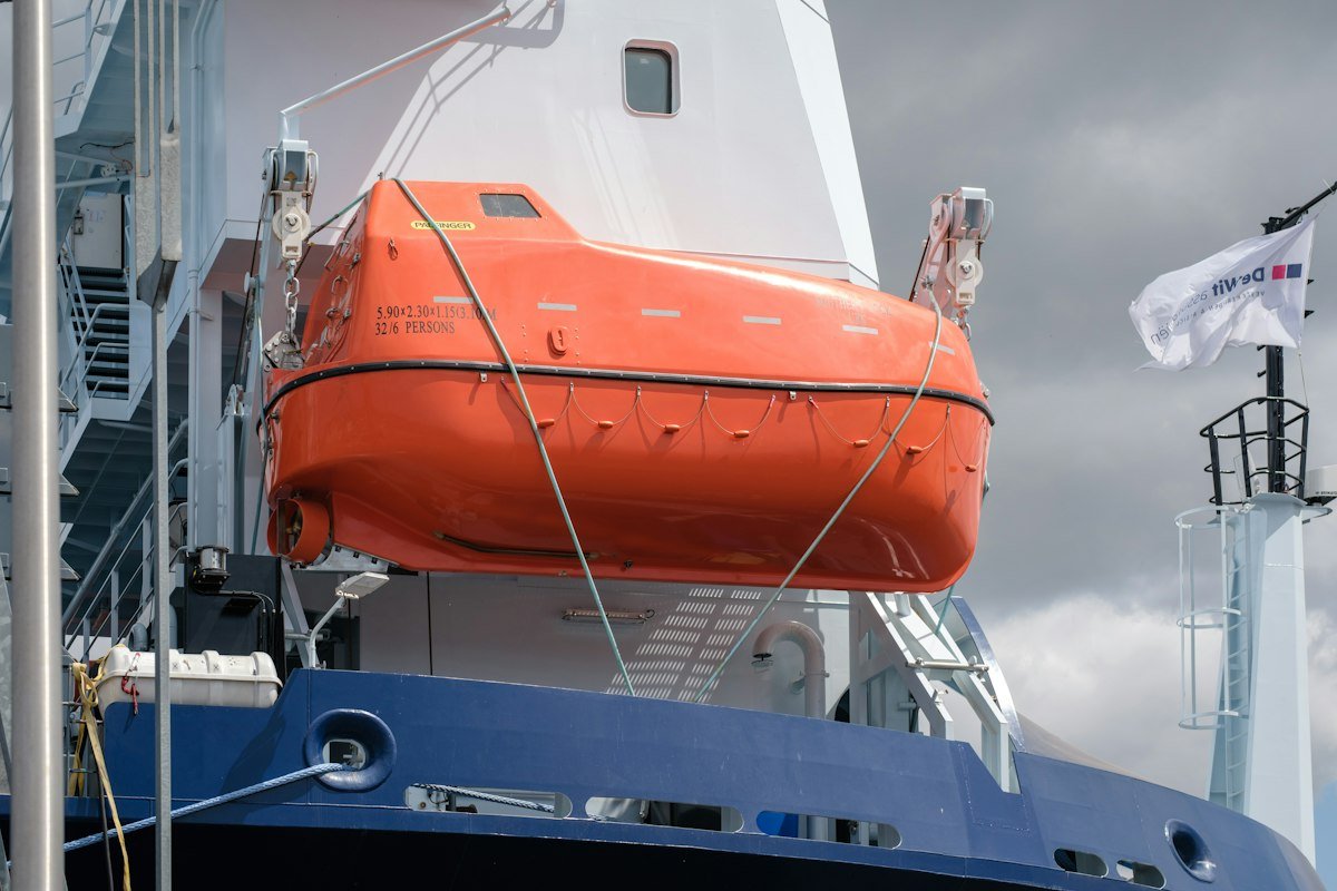 Bote salvavidas instalado en un buque